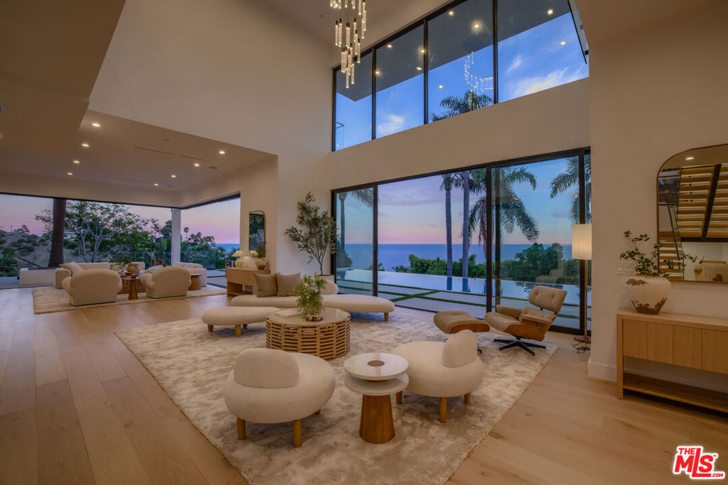 4732 Avenida Del Mar Property Photo 4