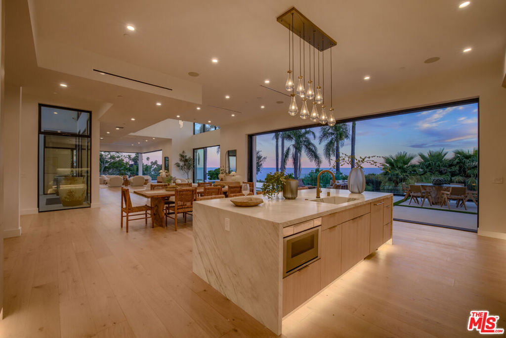 4732 Avenida Del Mar Property Photo 5