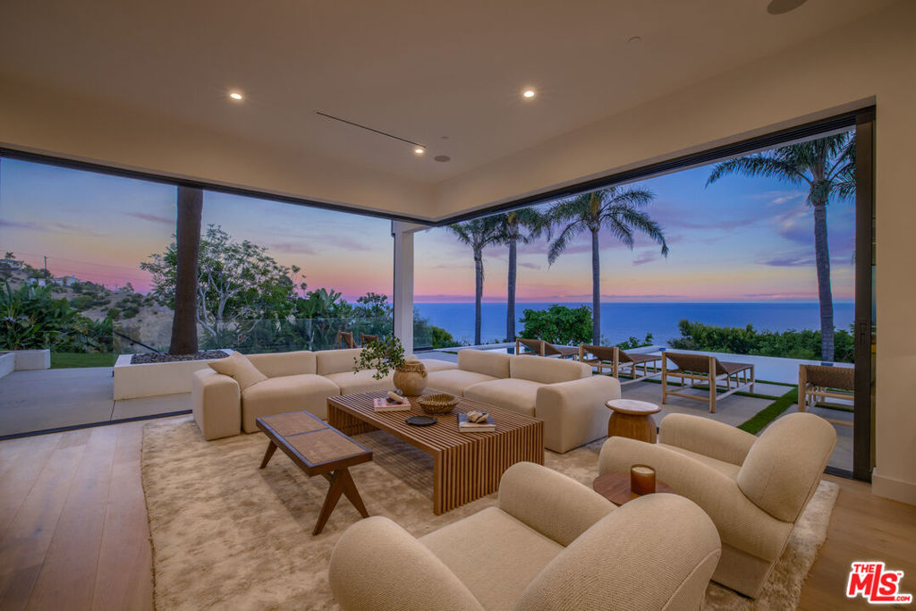 4732 Avenida Del Mar Property Photo 8