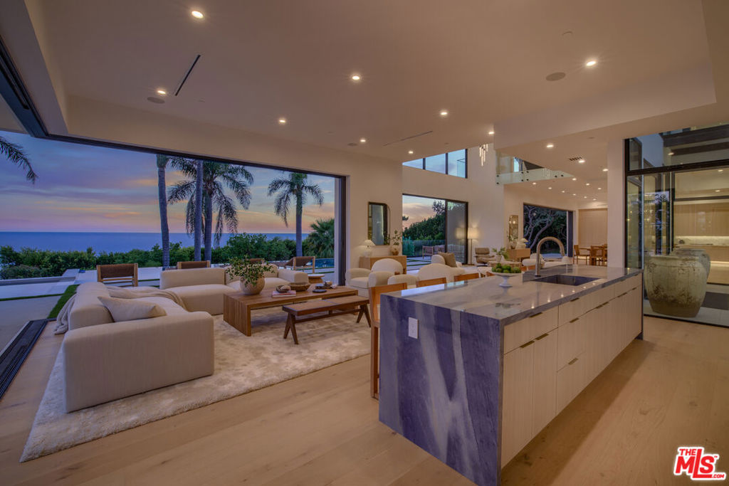 4732 Avenida Del Mar Property Photo 10