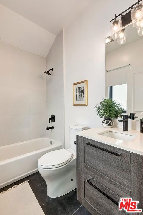 1015 S Tremaine Avenue Property Photo 53