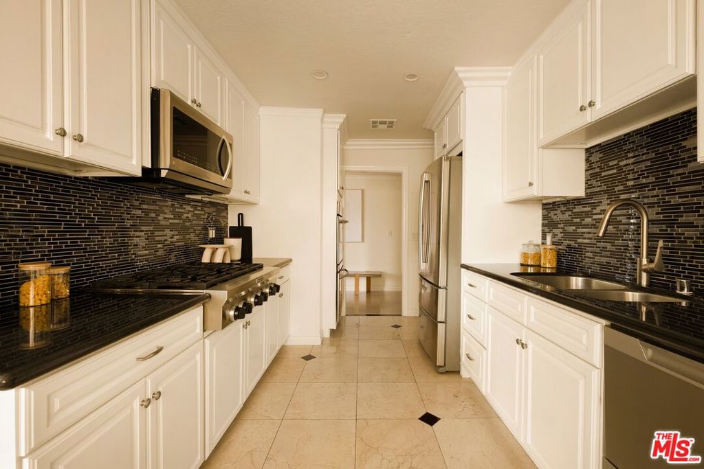 1422 S Bentley Avenue 101 Property Photo 8