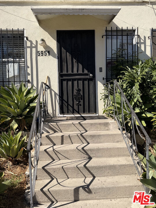 5951 Carlton Way Property Photo 2