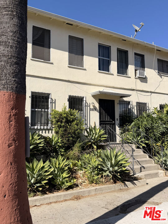 5951 Carlton Way Property Photo 3