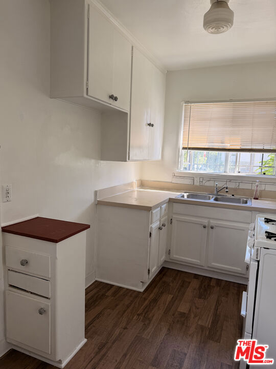5951 Carlton Way Property Photo 5