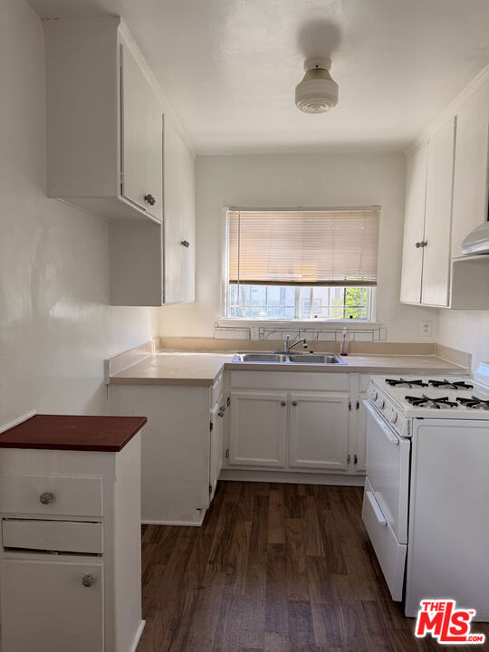 5951 Carlton Way Property Photo 6