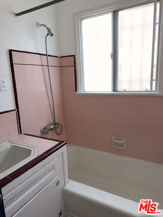 5951 Carlton Way Property Photo 18