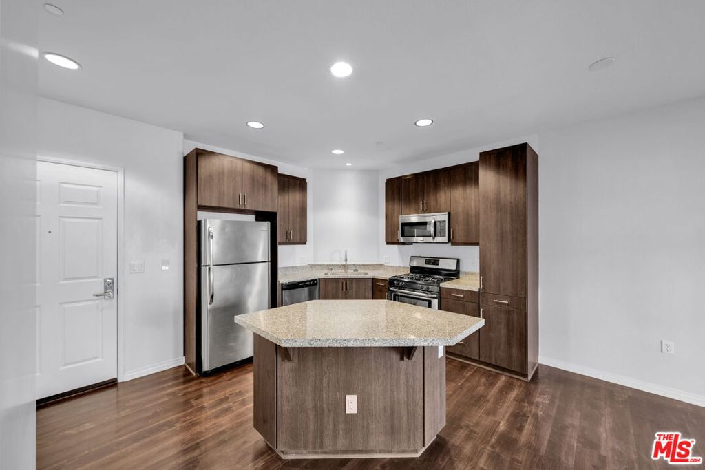 1408 W WASHINGTON Boulevard 204 Property Photo 1