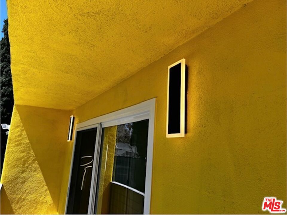 5633 La Mirada Avenue Property Photo 5