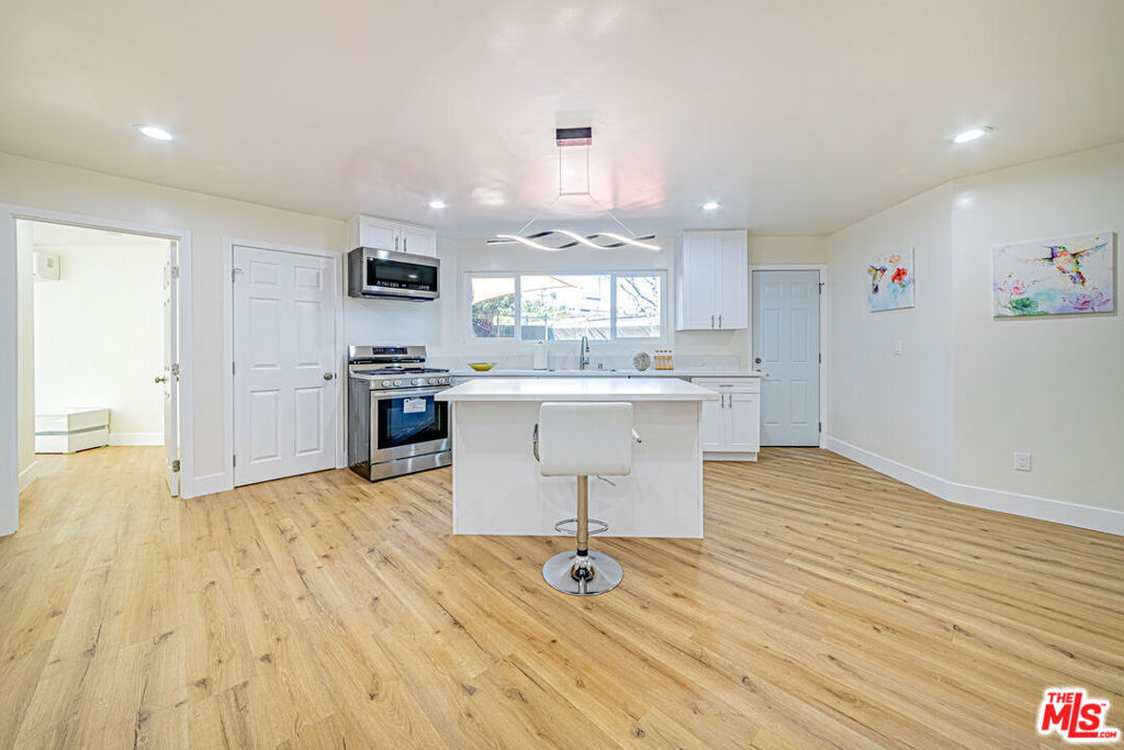 5633 La Mirada Avenue Property Photo 10