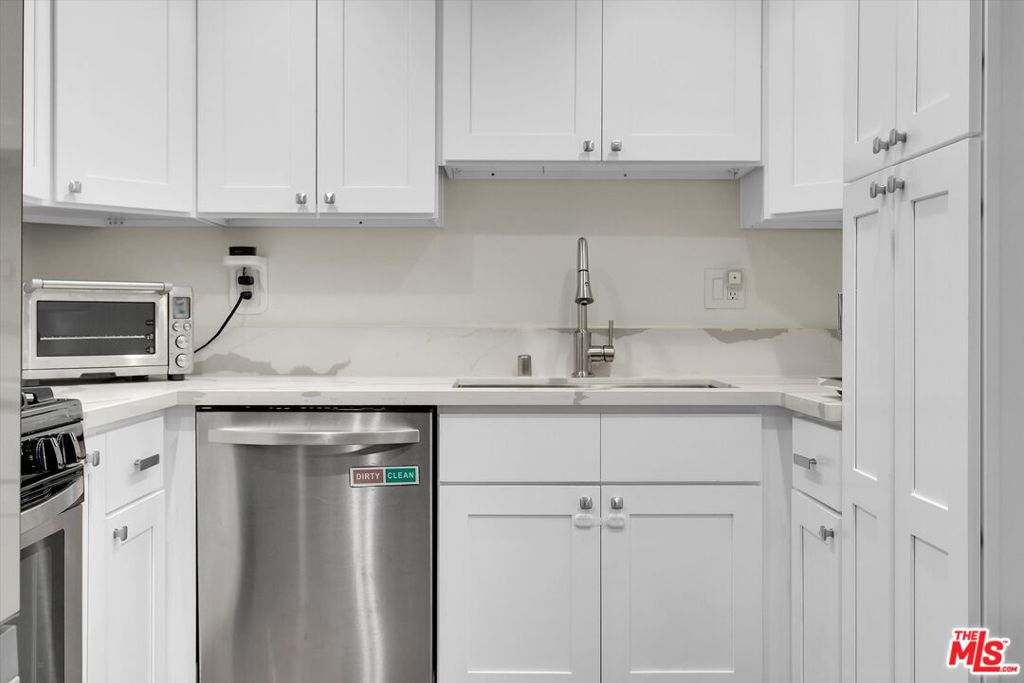 810 S Lucerne Boulevard 203 Property Photo 7