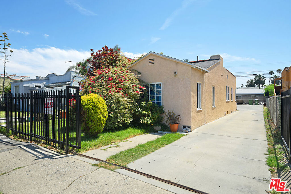 2664 S Redondo Boulevard Property Photo 1