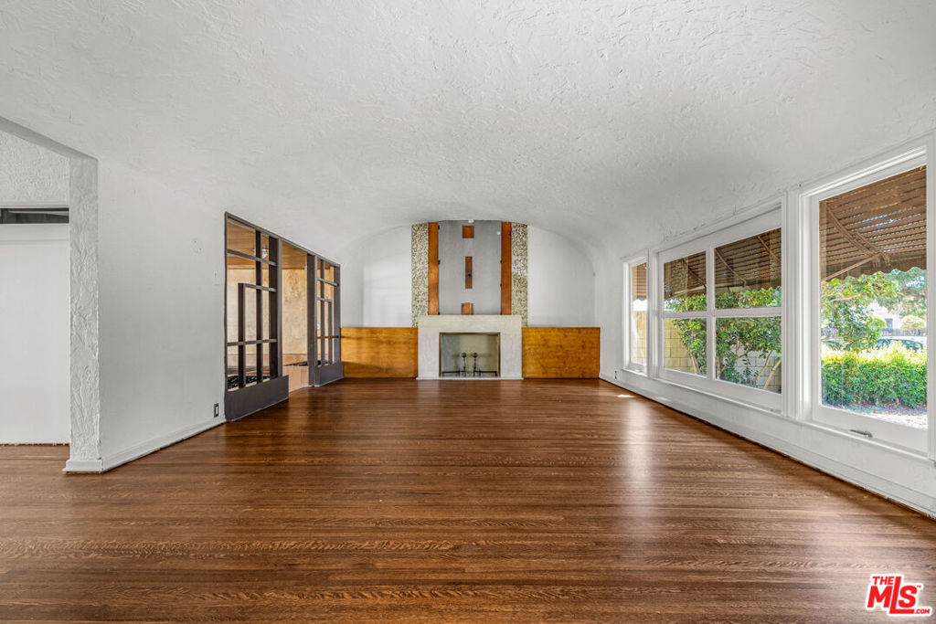 1838 S Victoria Avenue Property Photo 6