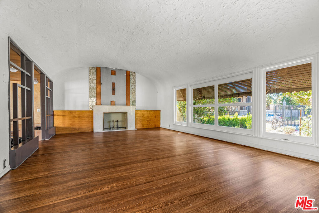 1838 S Victoria Avenue Property Photo 7
