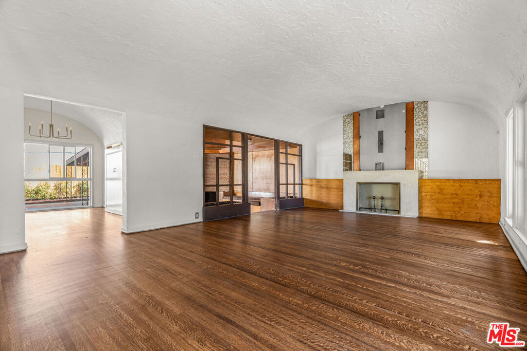 1838 S Victoria Avenue Property Photo 8