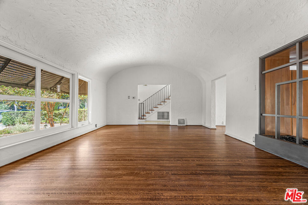 1838 S Victoria Avenue Property Photo 9