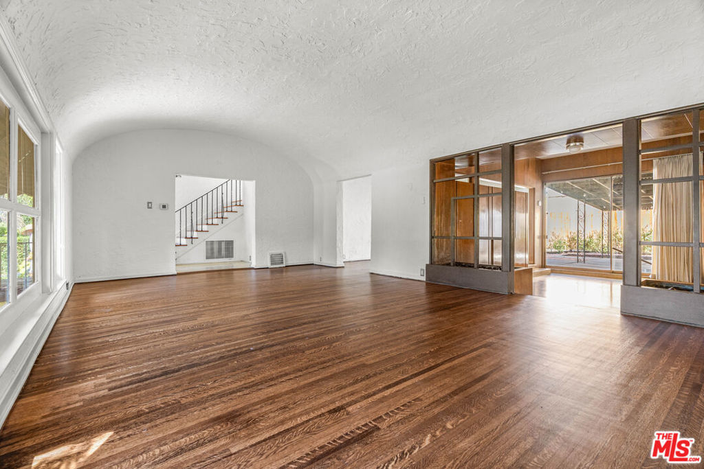 1838 S Victoria Avenue Property Photo 10