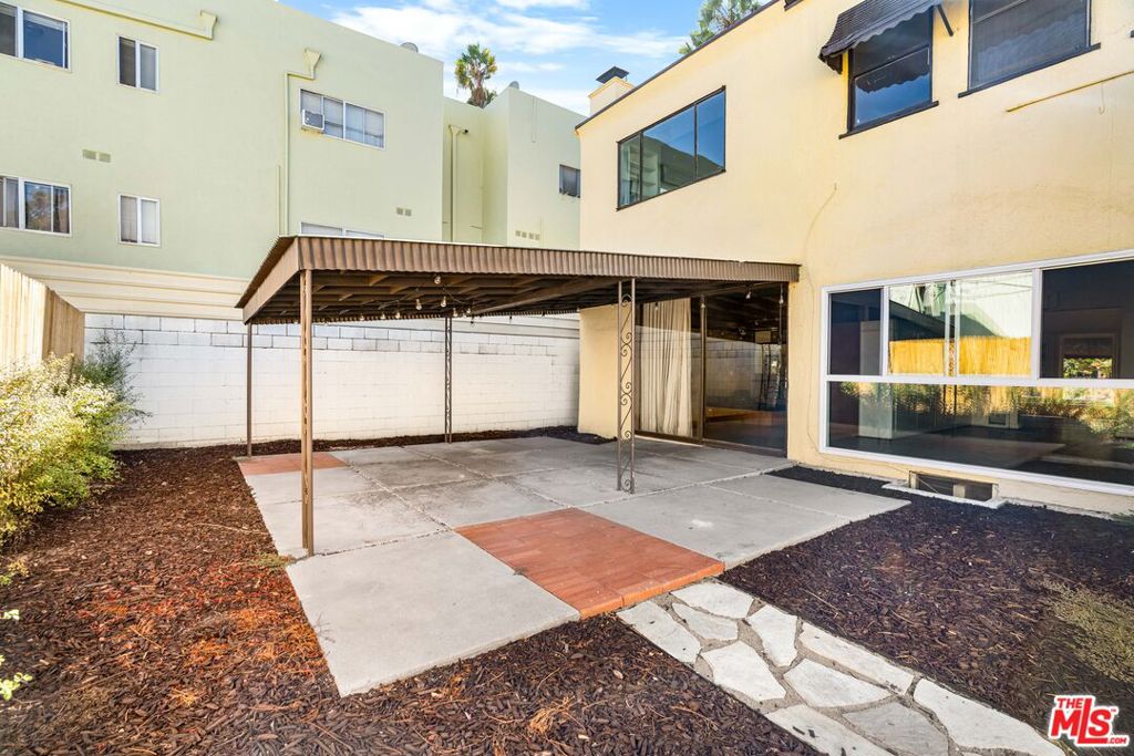 1838 S Victoria Avenue Property Photo 40