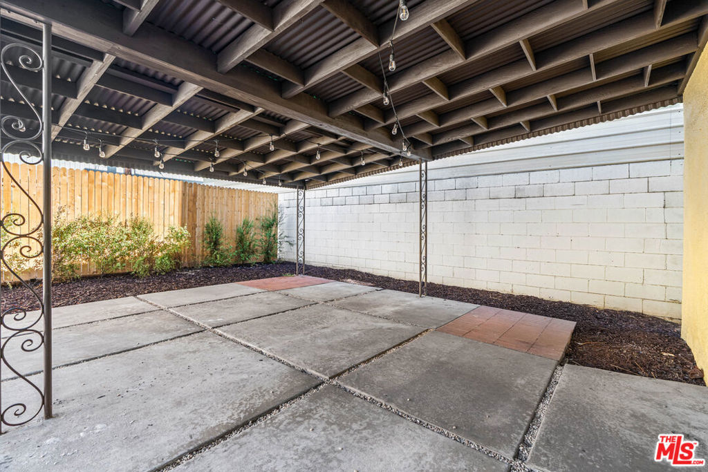 1838 S Victoria Avenue Property Photo 43