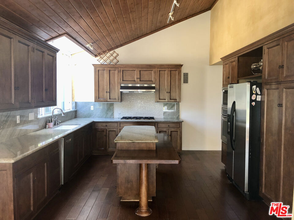 708 Thornhill Road Property Photo 4