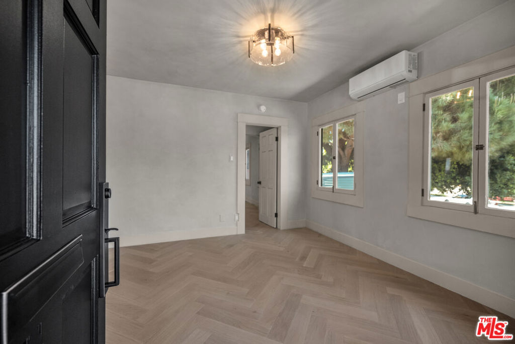 215 Newland Street Property Photo 4