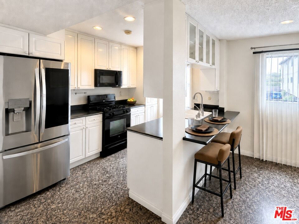 15149 Magnolia Boulevard D Property Photo 8