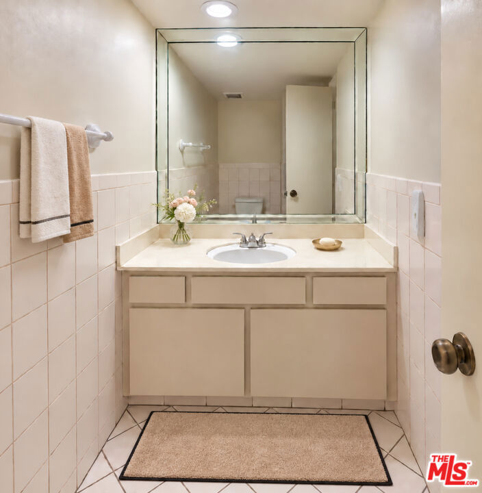 15149 Magnolia Boulevard D Property Photo 9
