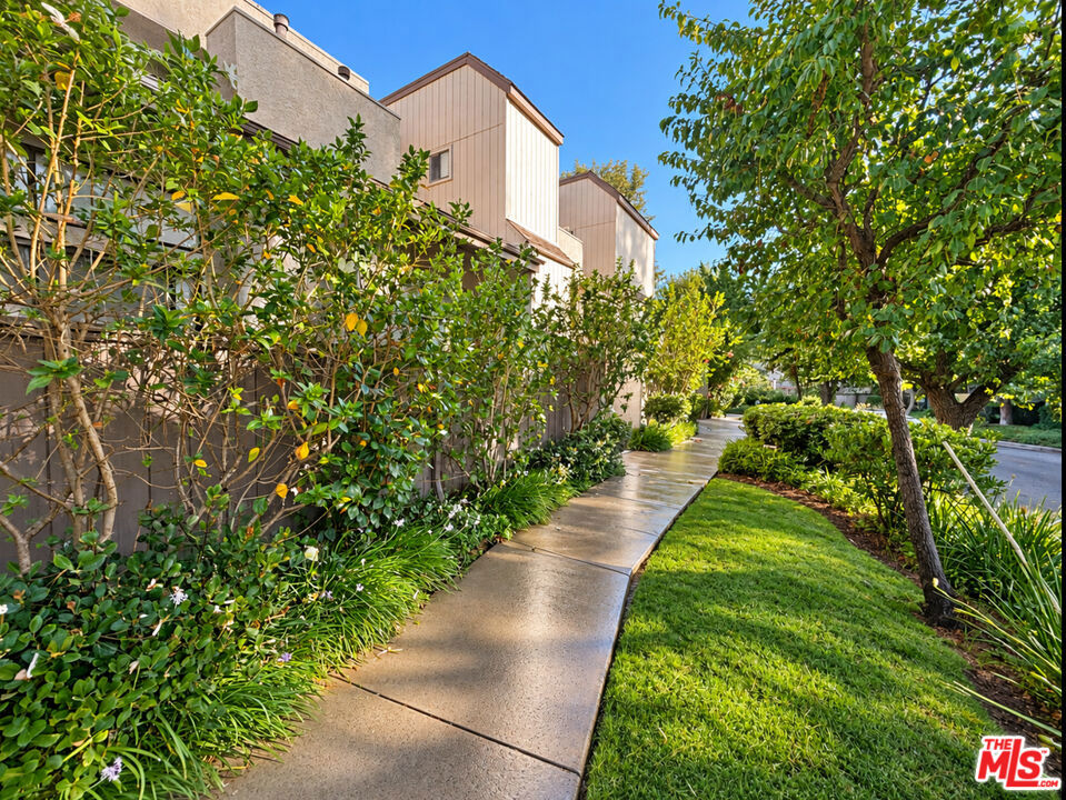 15149 Magnolia Boulevard D Property Photo 16