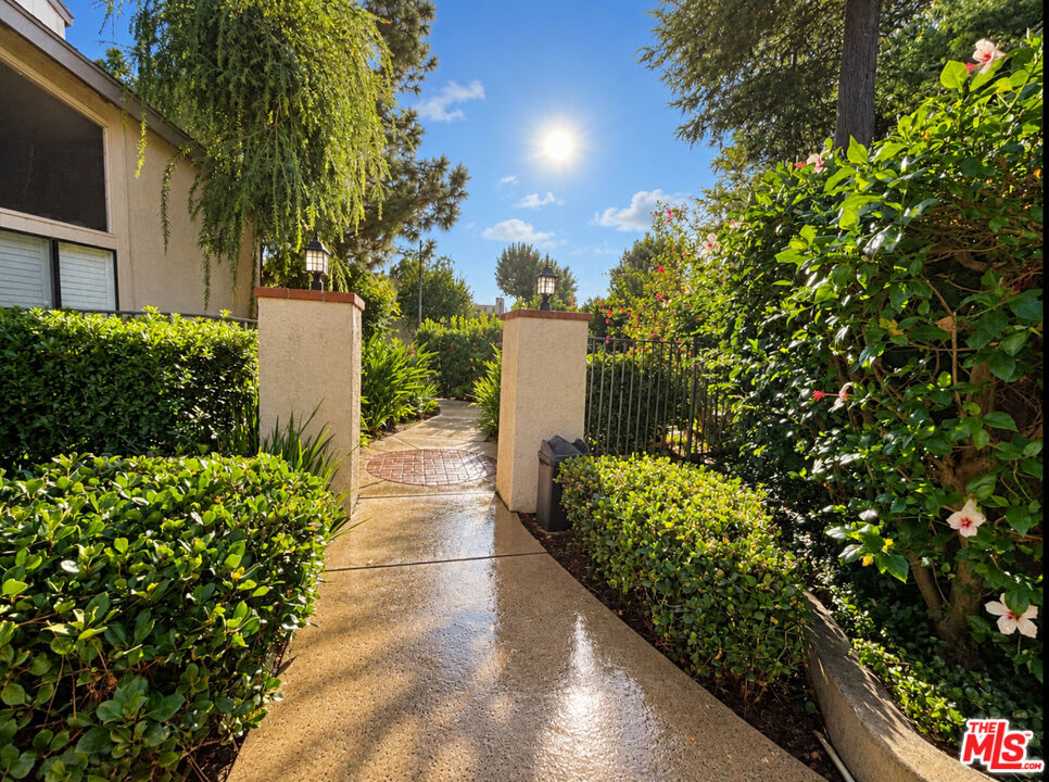 15149 Magnolia Boulevard D Property Photo 17