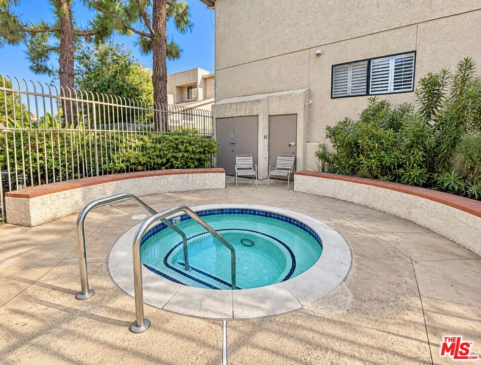 15149 Magnolia Boulevard D Property Photo 20
