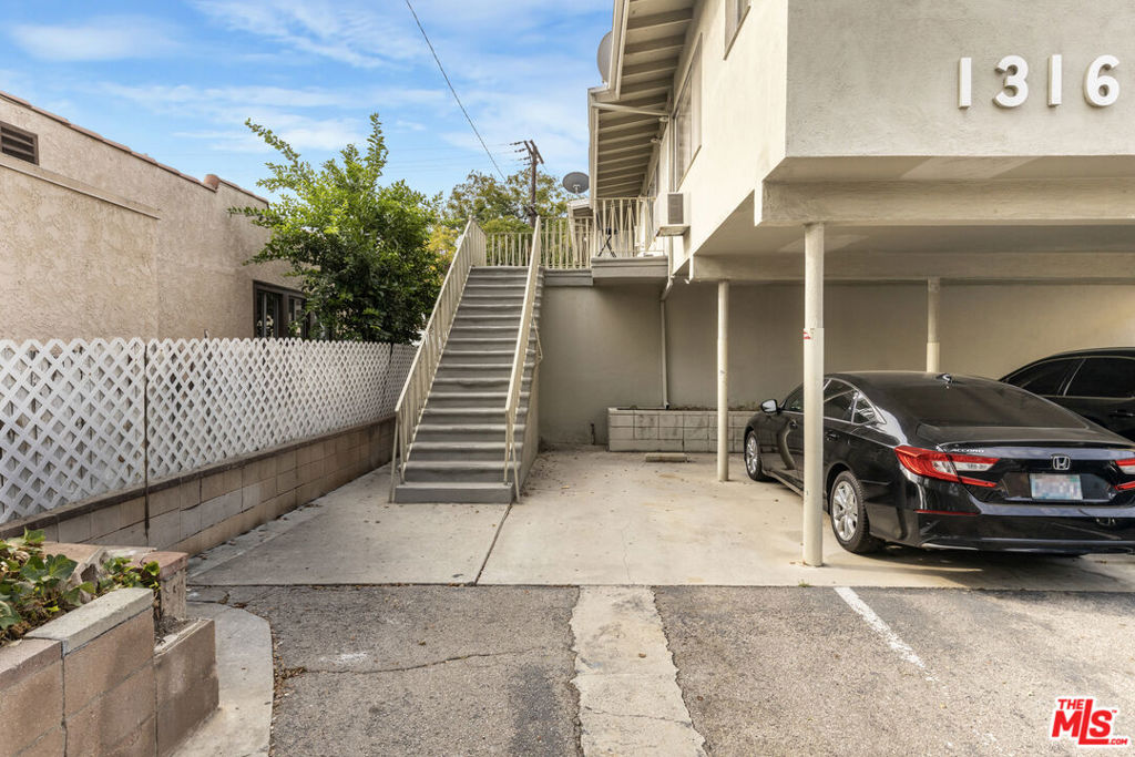 1316 Barrington Way Property Photo 3