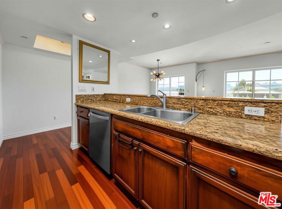 4832 Whitsett Avenue 202 Property Photo 6