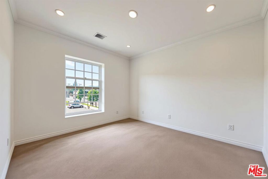 4832 Whitsett Avenue 202 Property Photo 15