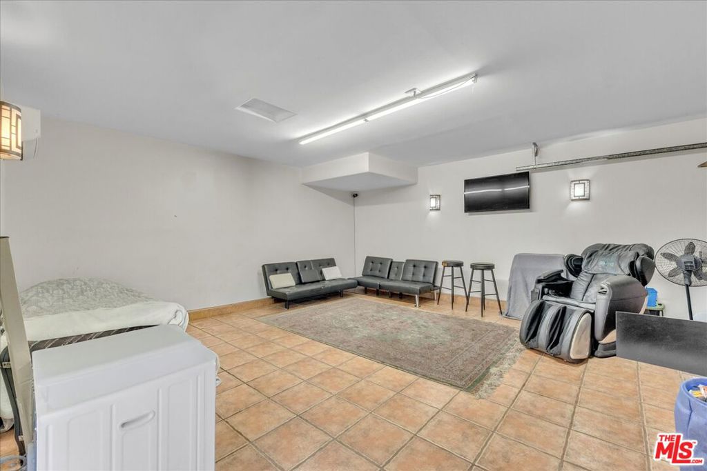 18352 Bessemer Street Property Photo 34
