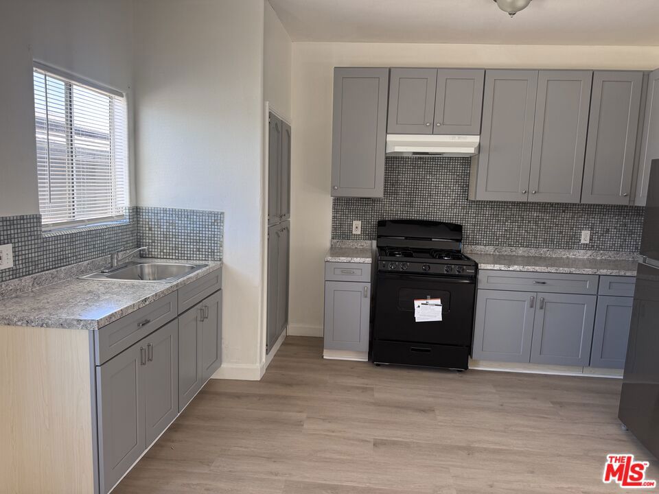 10406 Avalon Boulevard Property Photo 3