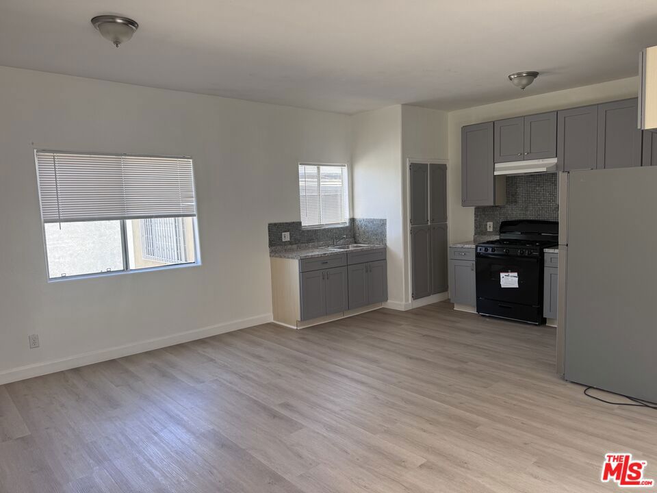 10406 Avalon Boulevard Property Photo 4