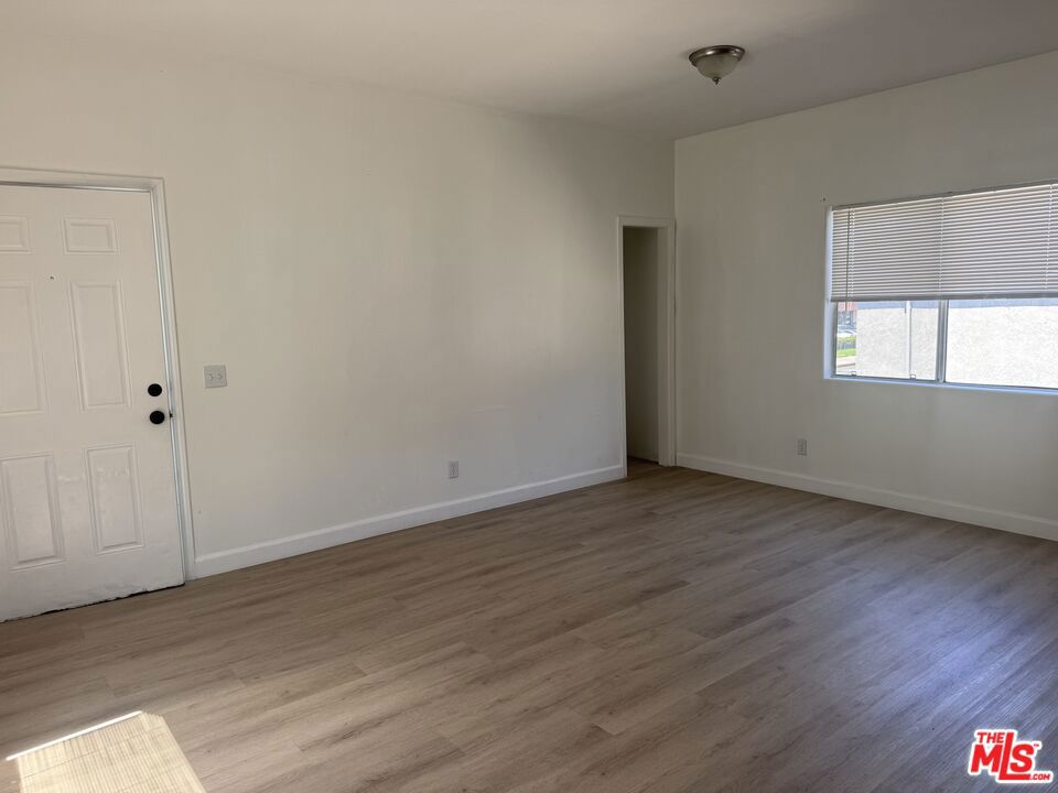 10406 Avalon Boulevard Property Photo 5