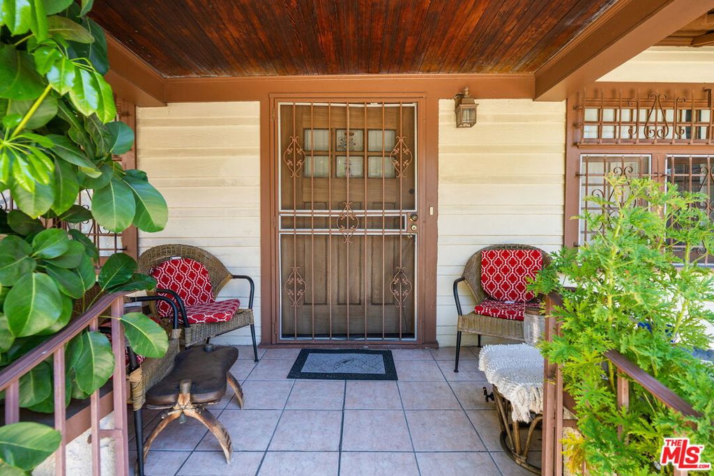2428 N Beachwood Drive Property Photo 4