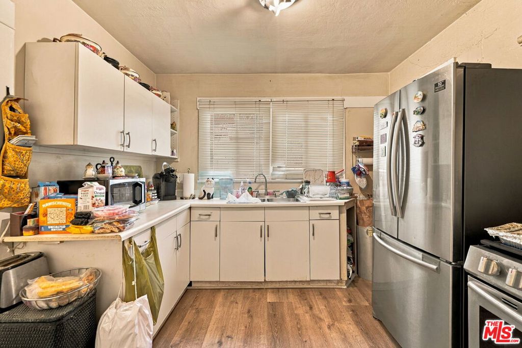 2428 N Beachwood Drive Property Photo 15