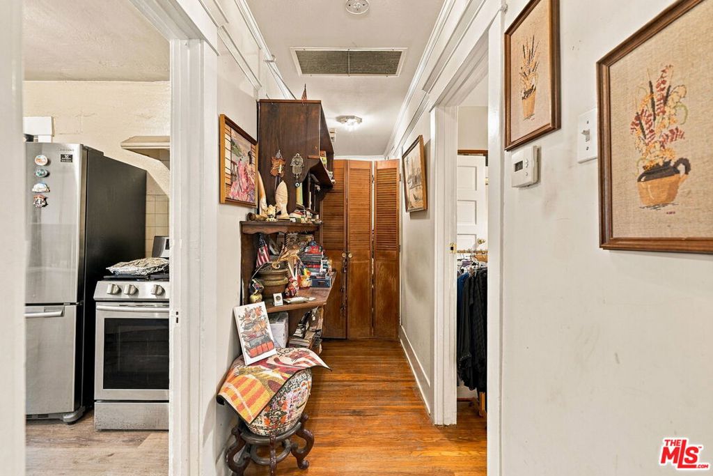 2428 N Beachwood Drive Property Photo 18