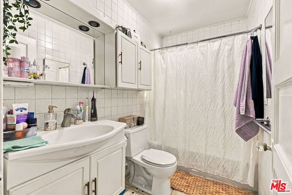 2428 N Beachwood Drive Property Photo 23