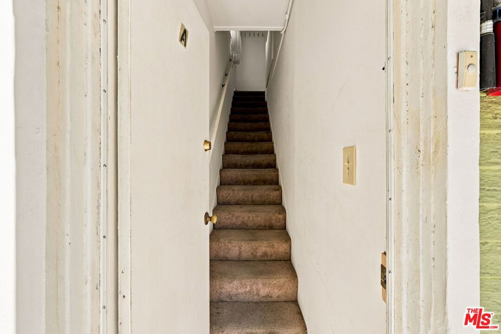 2428 N Beachwood Drive Property Photo 33
