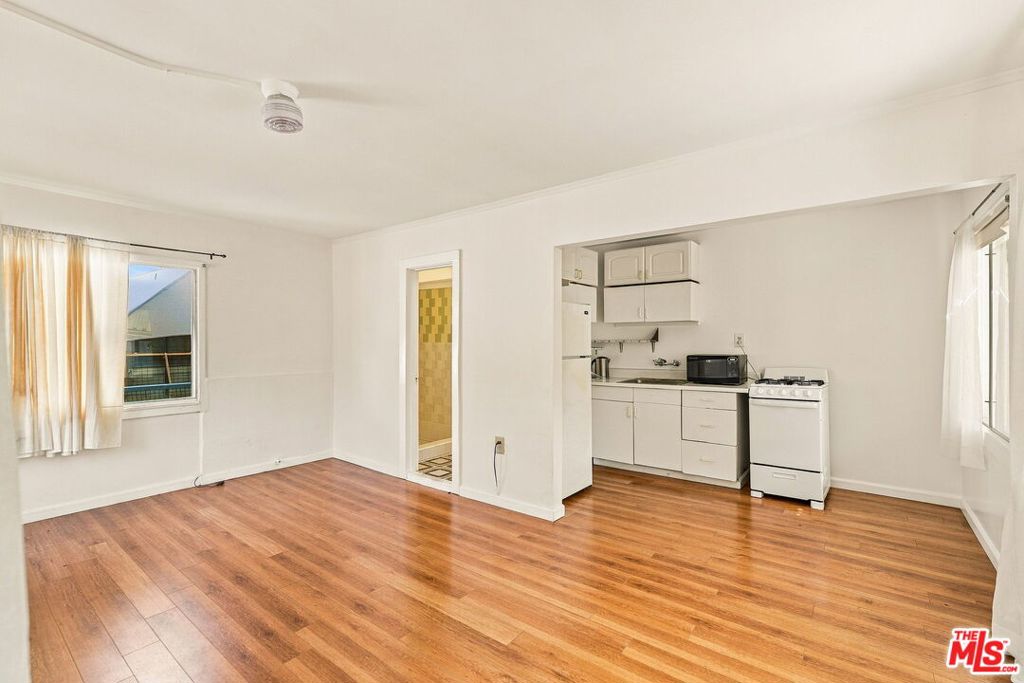 2428 N Beachwood Drive Property Photo 38