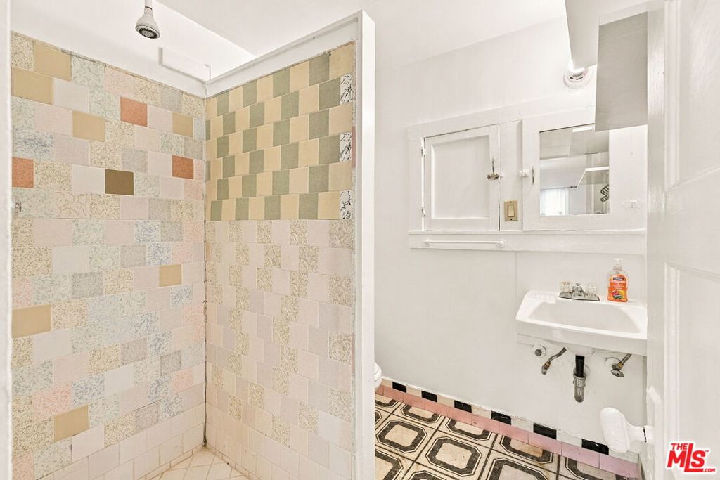 2428 N Beachwood Drive Property Photo 41