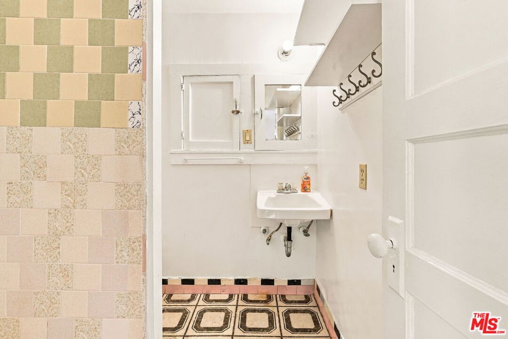 2428 N Beachwood Drive Property Photo 42