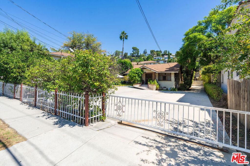 2428 N Beachwood Drive Property Photo 46