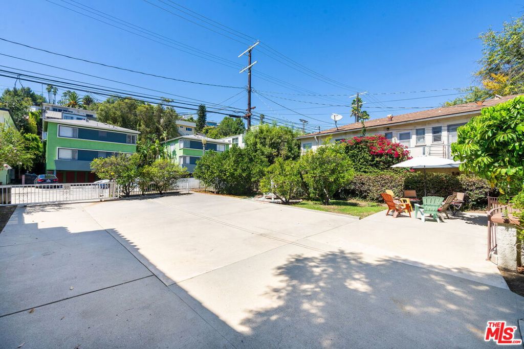 2428 N Beachwood Drive Property Photo 47
