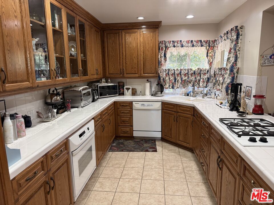 5429 Corbin Avenue Property Photo 8