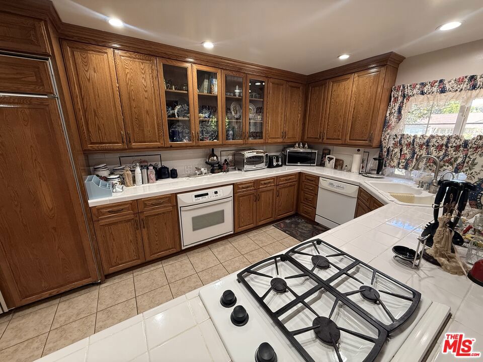 5429 Corbin Avenue Property Photo 10