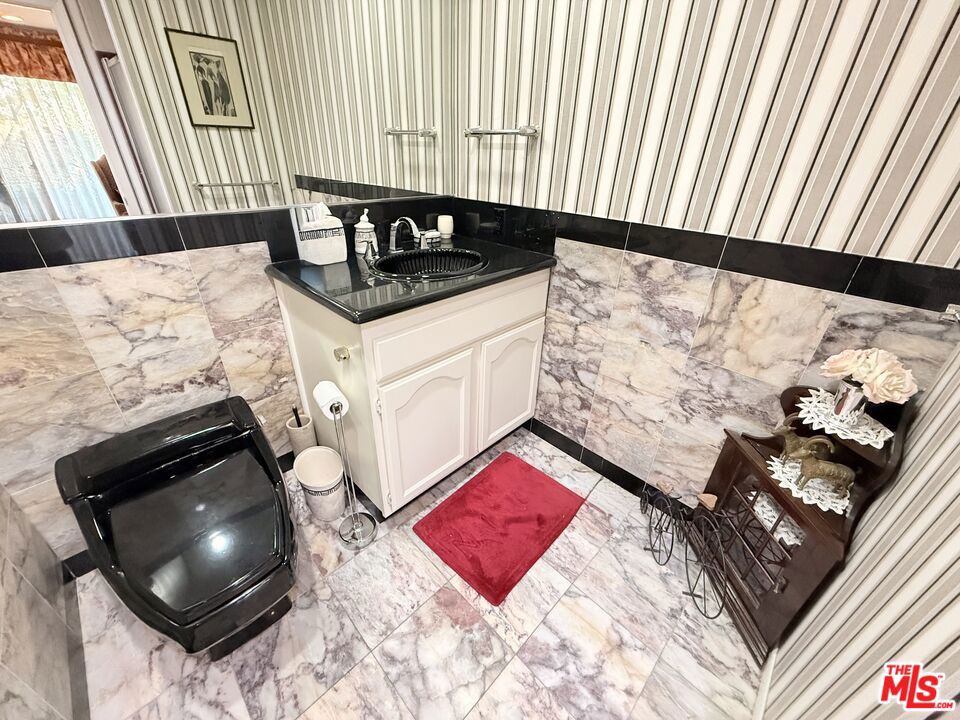 5429 Corbin Avenue Property Photo 18